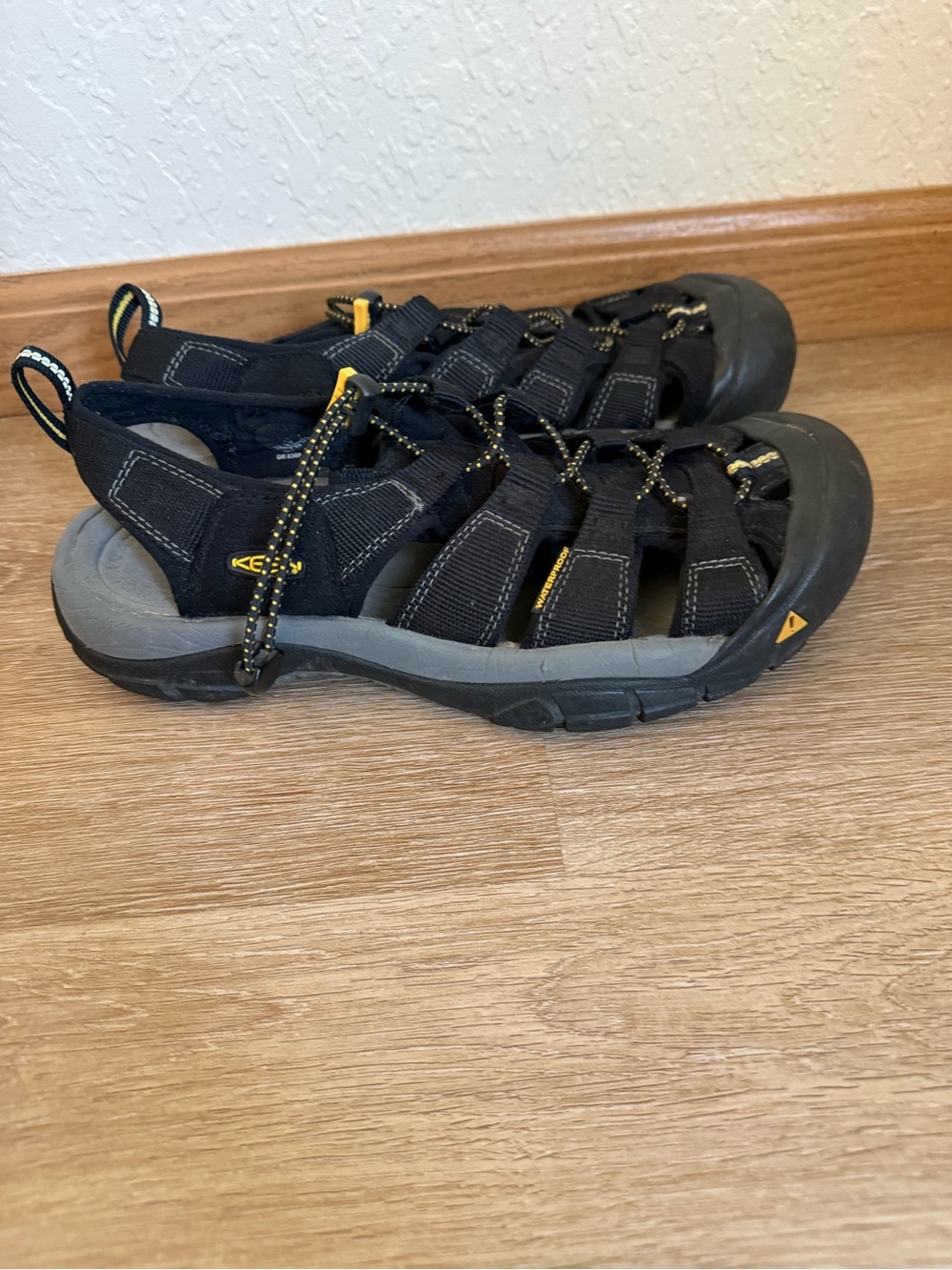 KEEN Men’s Newport Black/Yellow Sandals Hiking Sport Sandals Size US 9 EU 42